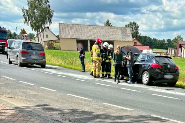 Kolizja trzech pojazdów na DW 240 w Bysławiu