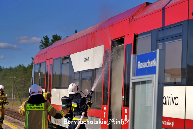 Zapalił się szynobus relacji Bydgoszcz-Czersk. Akcja służb przy przystanku Rosochatka (FOTO, WIDEO)