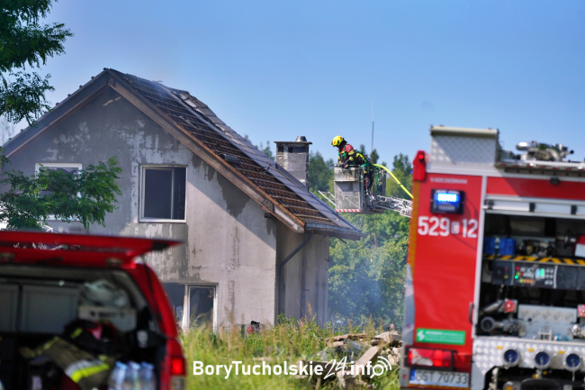 Tragiczny pożar domu w Czarnej Wodzie. Nie żyje 7-letnia dziewczynka (FOTO, WIDEO)
