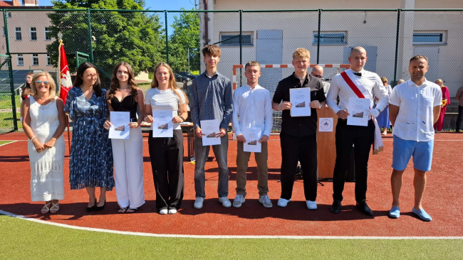 Ostatni dzwonek i wyróżnienia - zakończenie roku w liceum w Czersku (FOTO)