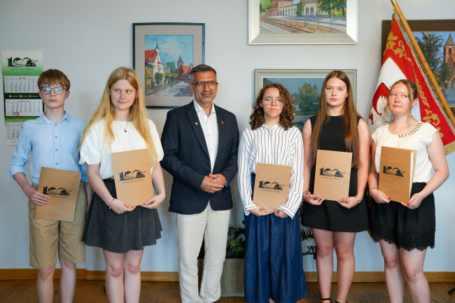 Najlepsi absolwenci szkół podstawowych z gminy Czersk nagrodzeni (FOTO)