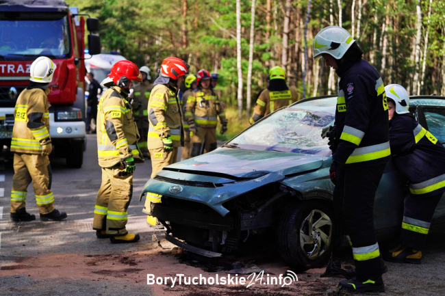 Samochód wypadł z drogi na trasie Czersk-Lęgbąd (FOTO, WIDEO)