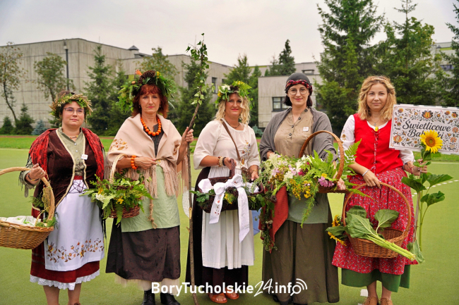 Historyczny Pochód Borowiaków przeszedł ulicami Tucholi. Wśród nich m.in. goście z Kociewia (DUŻO FOTO)