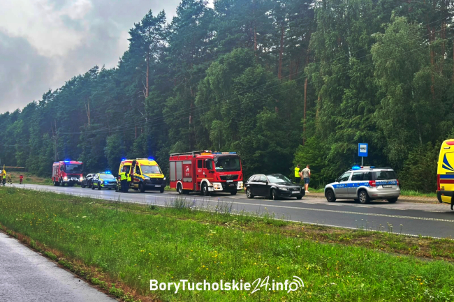 Dachowanie Volkswagena na trasie Rudzki Most-Płazowo. Dwie osoby trafiły do szpitala (FOTO, WIDEO)