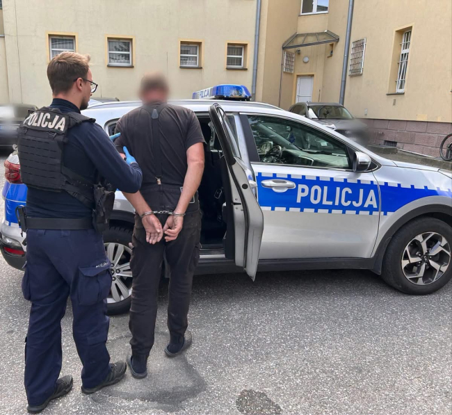 Uderzył w drzewo i uciekł z miejsca zdarzenia. 59-latek zatrzymany przez policjantów