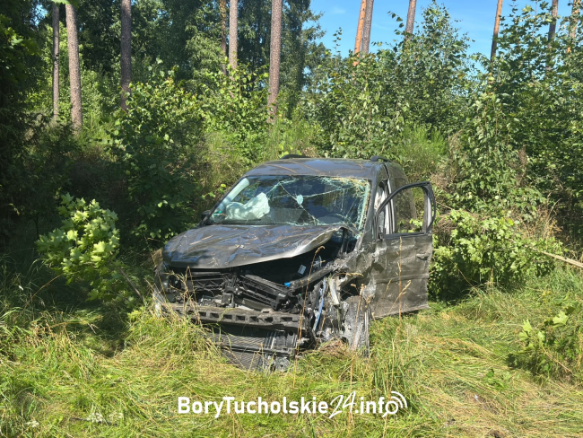 Zdarzenie drogowe na trasie Tuchola – Czersk. Trzy osoby trafiły do szpitala (FOTO, WIDEO)