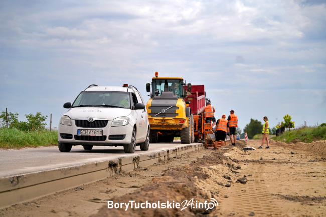 Trwają prace na trasie Śliwice-Lipowa. Droga zostanie poszerzona, powstaje też ścieżka rowerowa (FOTO, WIDEO)