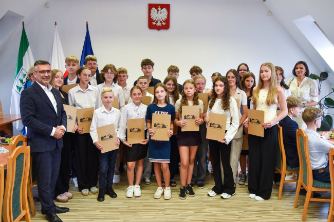 Burmistrz Daniel Szpręga wręczył Stypendia Burmistrza Czerska dla najzdolniejszych uczniów z gminy Czersk (FOTO)