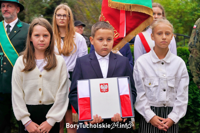 List od uczniów z Osiecznej trafi do prezydenta. Odsłonięto tablicę pamięci żołnierzy 5. Wileńskiej Brygady AK (FOTO, WIDEO)