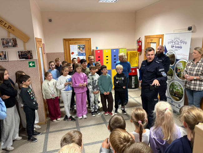 Apel dotyczący bezpieczeństwa w Szkole Podstawowej w Gotelpiu. Policjanci spotkali się z uczniami